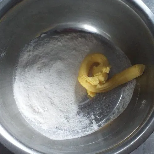 Untuk bahan toping, campurkan gula dan margarin aduk dengan wixer hingga pucat