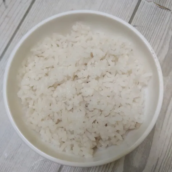 Siapkan nasi dalam mangkuk saji.