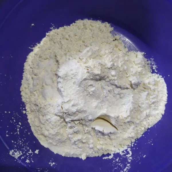 Campur tepung terigu, maizena, dan garam, kemudian aduk rata