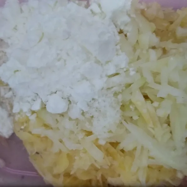 Campur bawang bombay ke dalam  wadah berisi kentang, campurkan dengan garam dan tepung maizena, kemudian aduk hingga merata.