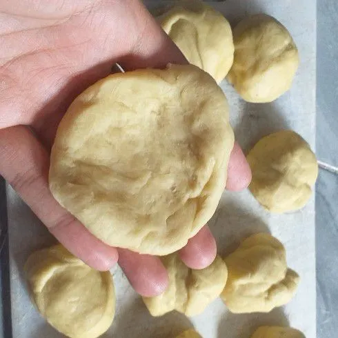 Bulatkan dan pipihkan adonan, isi dengan margarin secukupnya dan bulatkan kembali