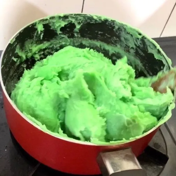Masak adonan dengan api kecil sampai matang mengental seperti ini.