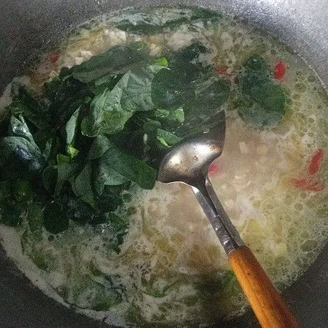 Lalu masukkan daun katuk, bumbui garam halus, gula pasir dan kaldu jamur. Aduk rata.