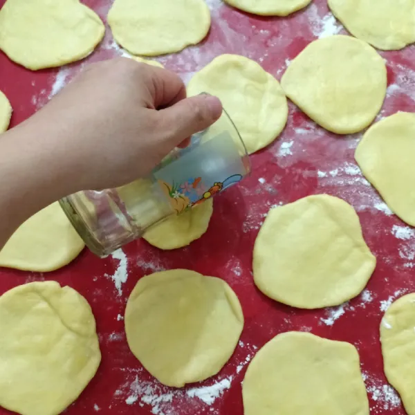 Giling dengan botol atau gelas.