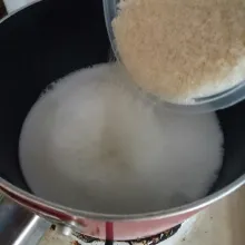 Masak dengan api kecil : santan dan gula, aduk hingga gula larut.