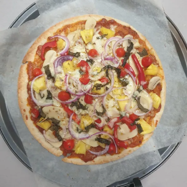 Panggang pizza dalam oven selama 20 Menit dengan suhu 190 derajat Celcius. Angkat dan sajikan. Yummy.