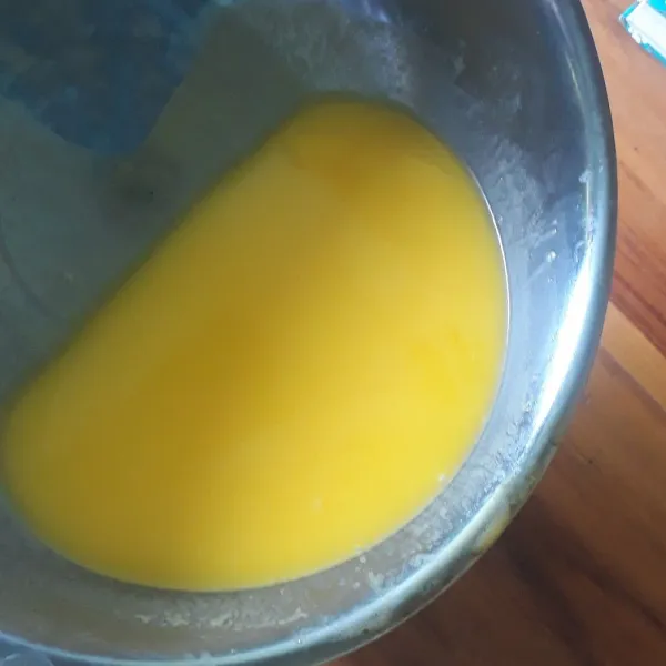 Lelehkan margarin dengan cara tim. Siapkan loyang tulban ukuruan 22 cm, olesi dengan margarin, dan taburi tepung terigu
