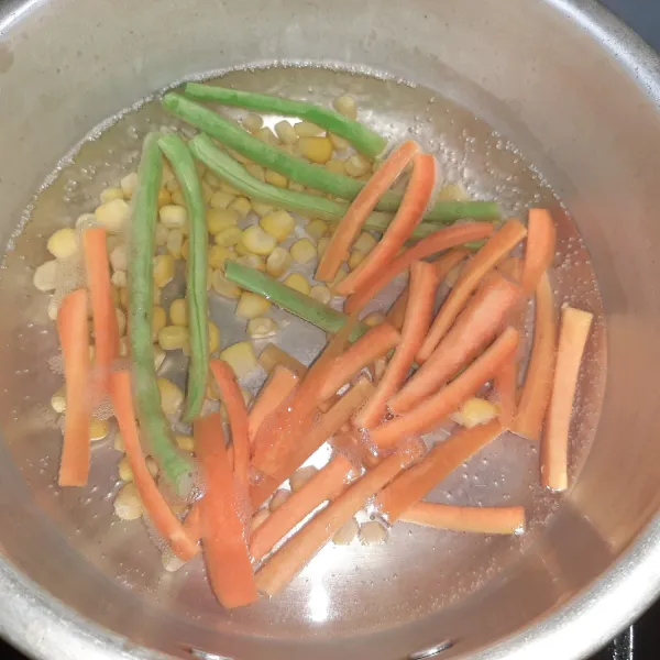 Rebus wortel, jagung dan buncis hingga matang lalu tiriskan dan sajikan.