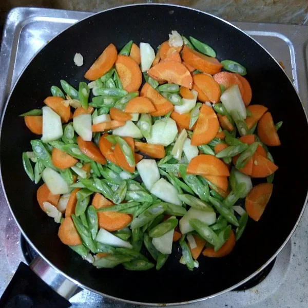 Masukkan wortel, buncis, dan batang brokoli.