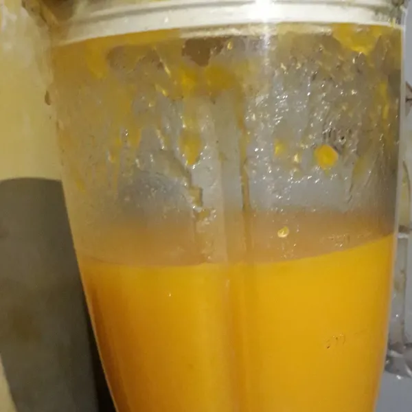 Untuk membuat lapisan labu kuning, campurkan labu kuning dan air. Blender hingga lembut.