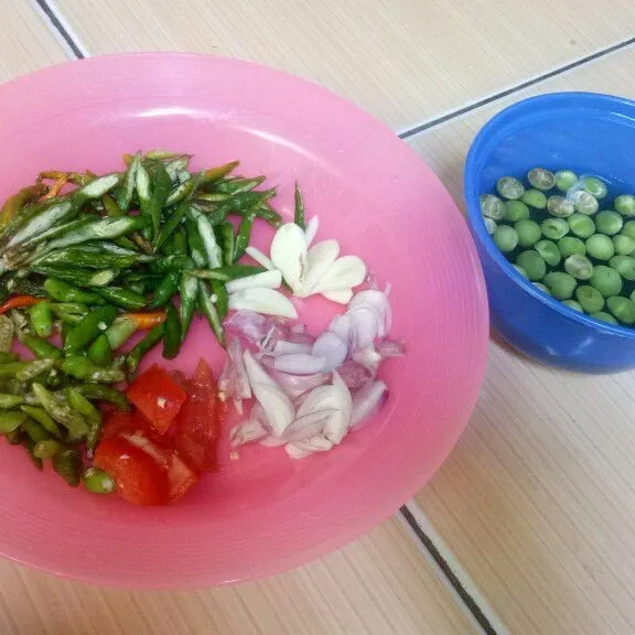 Iris semua bumbu iris. Belah menjdi dua cipokak dan beri air agar tidak menghitam.