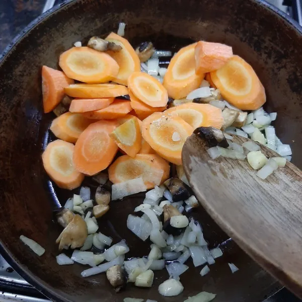 Masukkan wortel, aduk-aduk, tutup hingga wortel empuk.