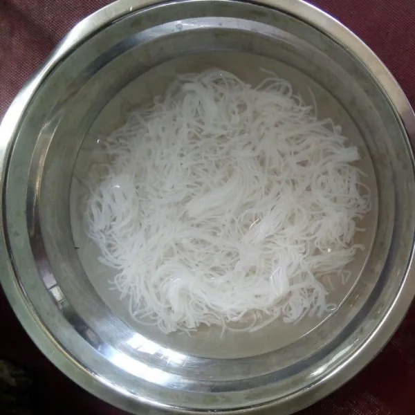 Rebus bihun hingga matang, tiriskan.