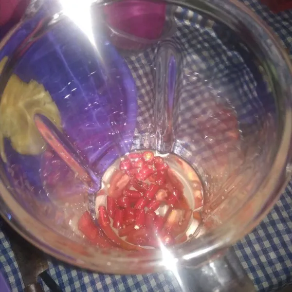 Blender tomat dan cabe sampai halus.