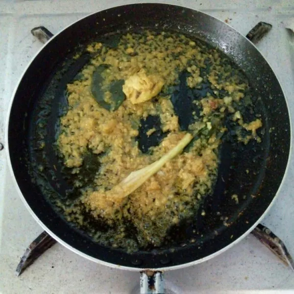 Panaskan minyak. Tumis bumbu halus bersama serai, daun jeruk dan lengkuas. Tumis hingga benar-benar matang.