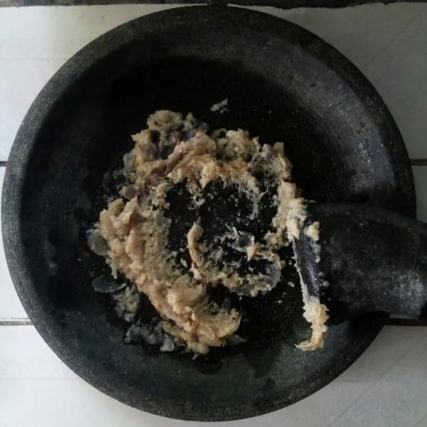 Goreng bawang merah, bawang putih dan kemiri hingga matang kemudian tumbuk halus. Tambahkan ketumbar bubuk dan kencur bubuk.