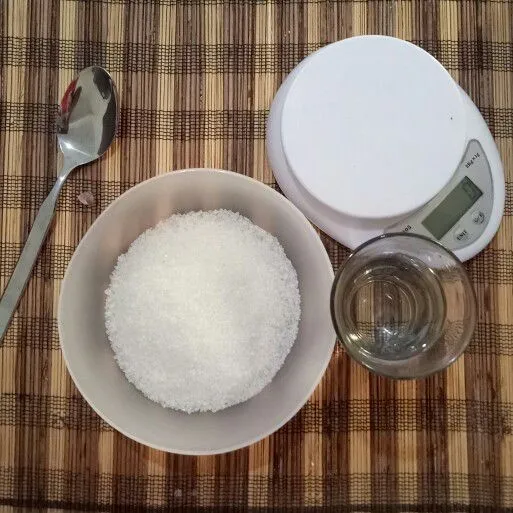 Panaskan gula dan air hingga tercapur mejadi satu, lalu matikan dan dinginkan.