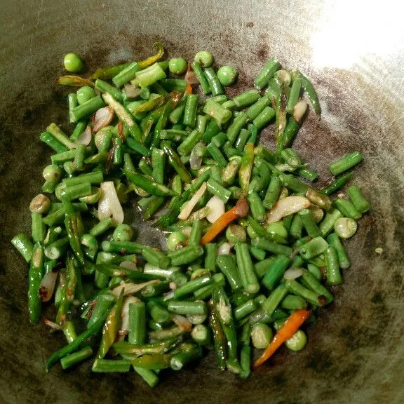 Masukkan kacang panjang dan rimbang, aduk rata.