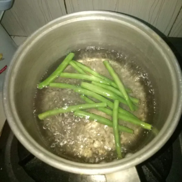 Siapkan panci, didihkan air. Rebus buncis sampai matang, sekitar 5 menit. Angkat dan tiriskan.