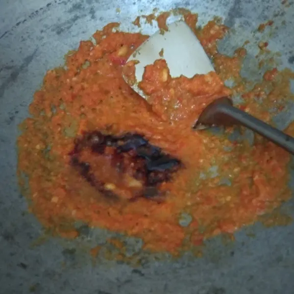 Bumbui dengan garam, gula dan kecap manis. Aduk rata.