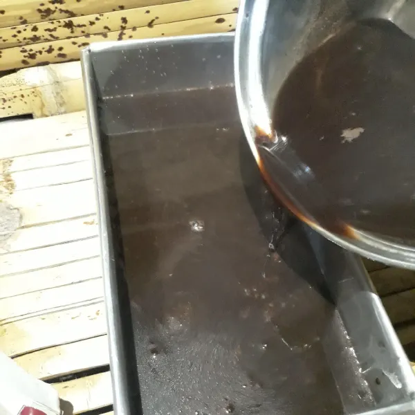 Siapkan loyang yang telah dibasahi air matang. Tuang lapisan coklat secara perlahan. Sisihkan.