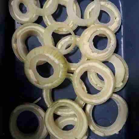 Gabungkan 2 irisan bawang dengan sedikit celah di tengah lalu isi dengan keju. Kemudian simpan dalam freezer selama kurang lebih 1 jam