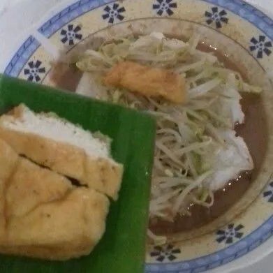 Beri rebusan tauge dan potongan tahu goreng.