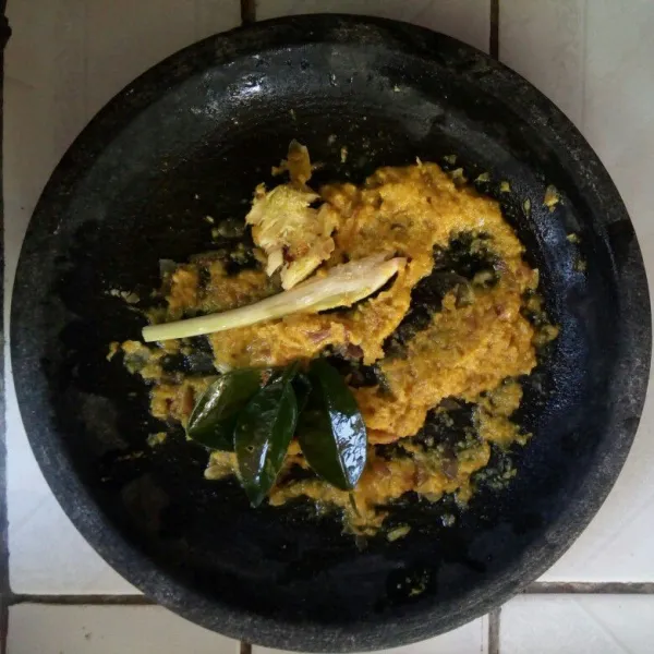 Haluskan bawang merah, bawang putih, kemiri goreng, jahe dan jinten. Tambahkan serai, lengkuas, cukup dimemarkan saja serta daun jeruk.
