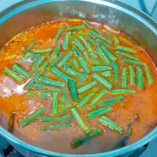 Masukkan kacang panjang dan masak hingga kacang panjang hingga layu.