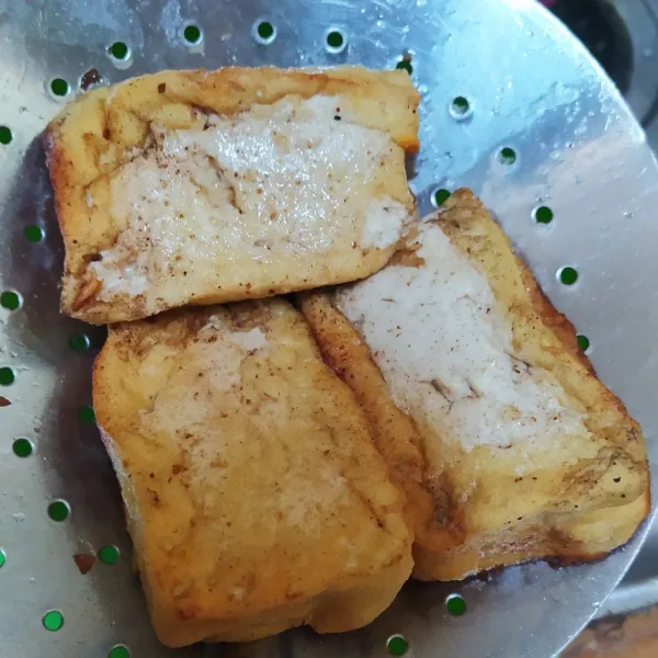 Goreng tahu sampai setengah matang, tiriskan.
