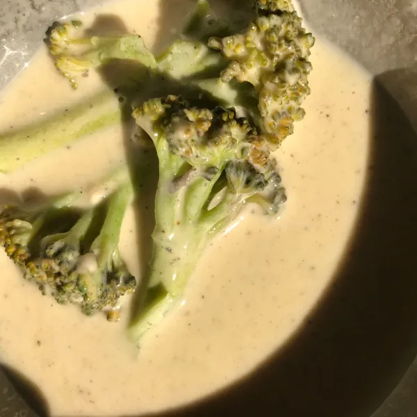 Masukkan brokoli yang telah ditiriskan ke dalam adonan tepung basah.