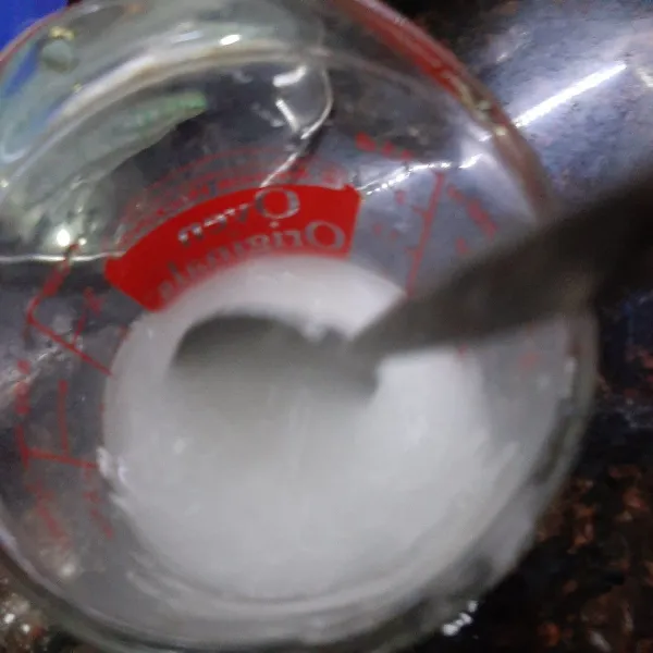 Sambil menunggu wortel, campur maizenna dengan air.