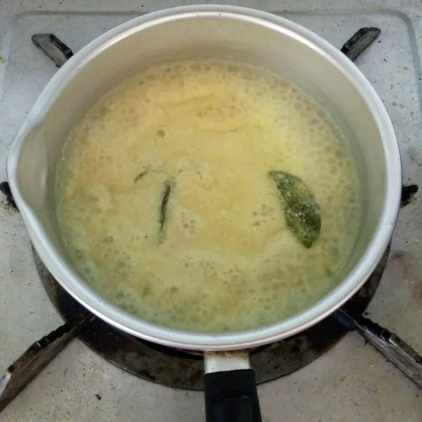 Tuang santan dalam panci, masukkan bumbu halus. kemudian masak hingga mendidih. Beri garam, gula dan kaldu bubuk.