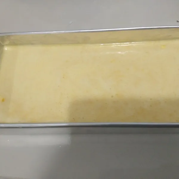 Aduk rata kemudian masukkan ke dalam loyang yang sebelumnya sudah dioles margarin