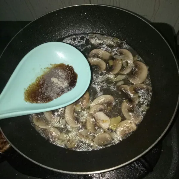 Tambahkan air dan bumbu : kecap asin, kaldu jamur, gula dan lada bubuk. Aduk rata, masak sampai jamur matang sekitar 3 menit. Angkat.