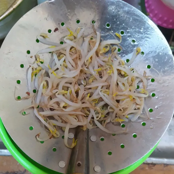 Rendam tauge dalam air mendidih (tidak perlu direbus) selama 5-10 menit, tiriskan.