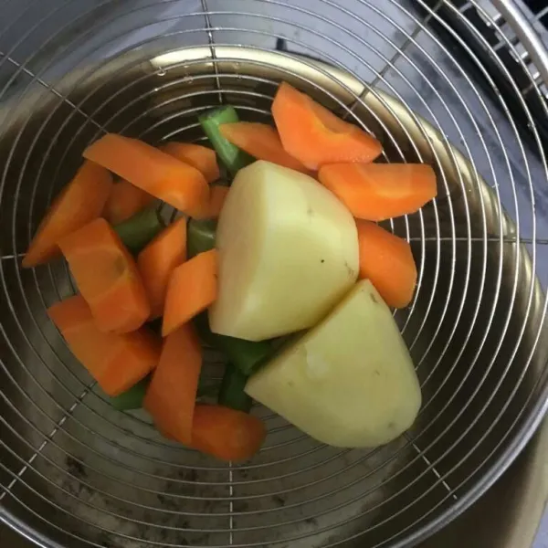 Tiriskan kentang, wortel dan buncis.