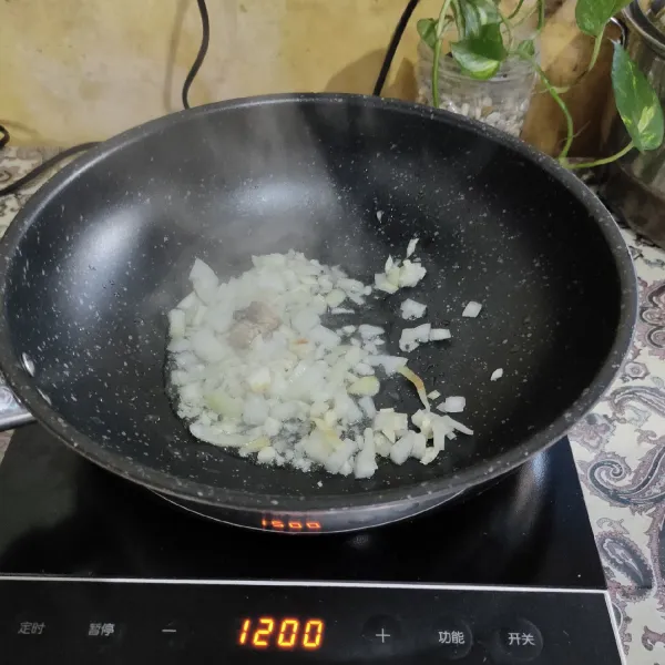 Panaskan minyak, tumis Bawang putih bawang bombay dan jahe hingga harum.