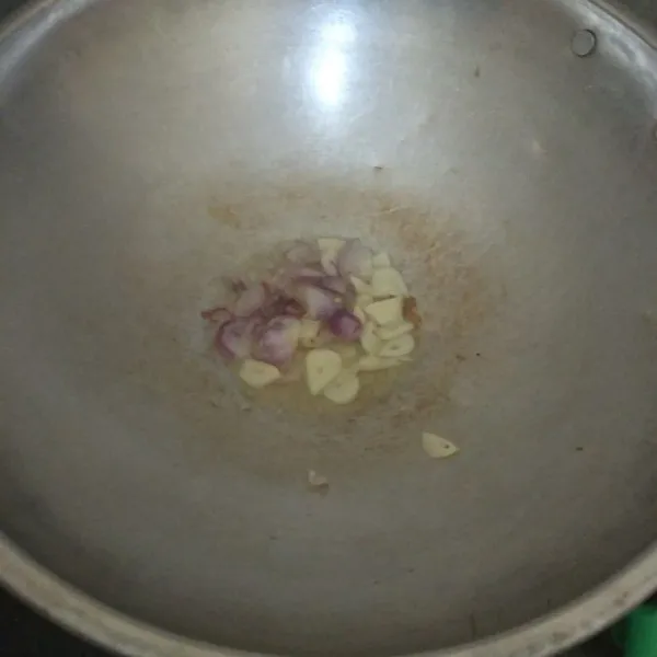 Panaskan minyak, tumis bawang putih dan bawang merah hingga harum.
