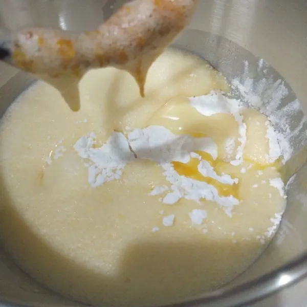 Masukkan tepung, margarin cair, dan susu kental manis