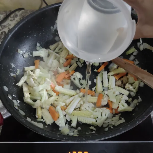 Tambahkan air, aduk rata.