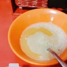 Kocok lepas telur lalu bumbui dengan sedikit lada dan garam