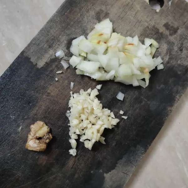 Siapkan bumbu, cincang bawang bombay, bawang putih dan Geprek Jahe.