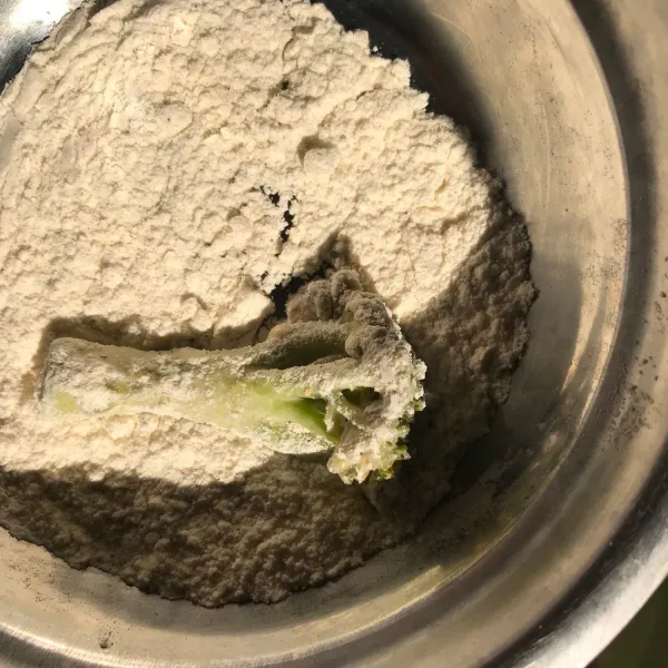 Siapkan tepung terigu tambahkan garam aduk rata lalu masukkan brokoli yang telah diberi adonan basah dan goreng brokoli dengan minyak panas hingga kecoklatan.
