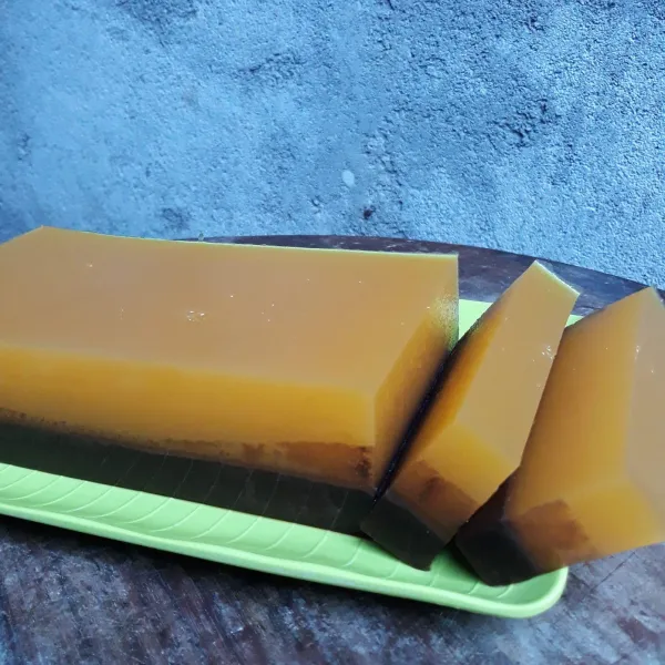 Keluarkan puding dari loyang, lalu potong sesuai selera. Sajikan.