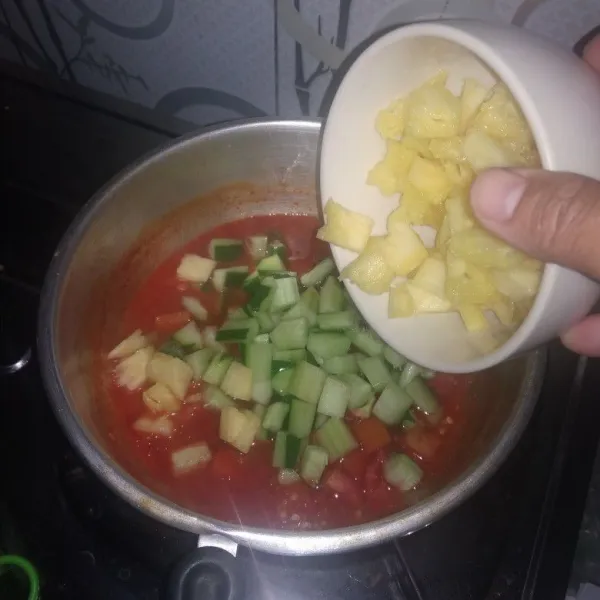 Masukkan nanas aduk rata, cek rasa dan hidangan siap disajikan.