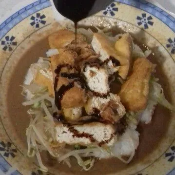 Beri bawang goreng, seledri cincang dan kecap manis. Sajikan dengan kerupuk sebagai pelengkap.