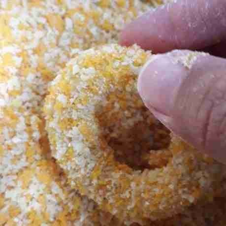 Lumuri dengan tepung panir hingga merata