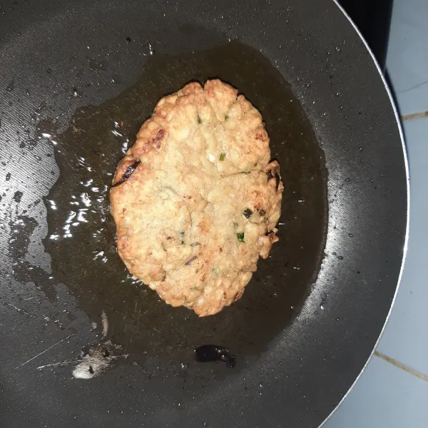 Goreng adonan di fry pan dengan minyak sedikit. Bisa juga dengan metode panggang, tetapi hasil akhir akan kurang crunchy. Sisihkan.