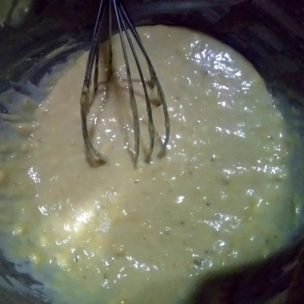 Masukkan pisang ke dalam adonan tambahkan vanili Essens. aduk asal rata.